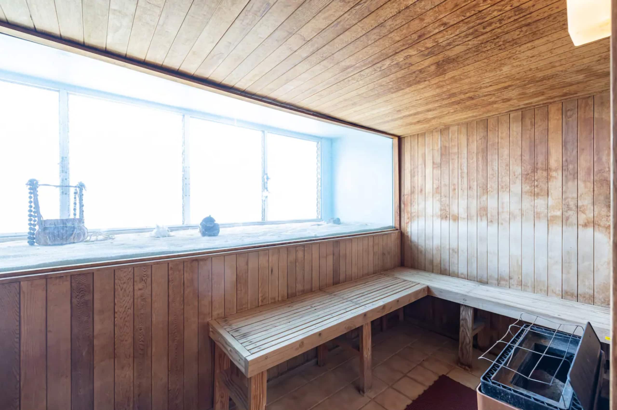 Condo in Honolulu · ★4.69 · 1 bedroom · 2 beds · 1 bath - Image 35