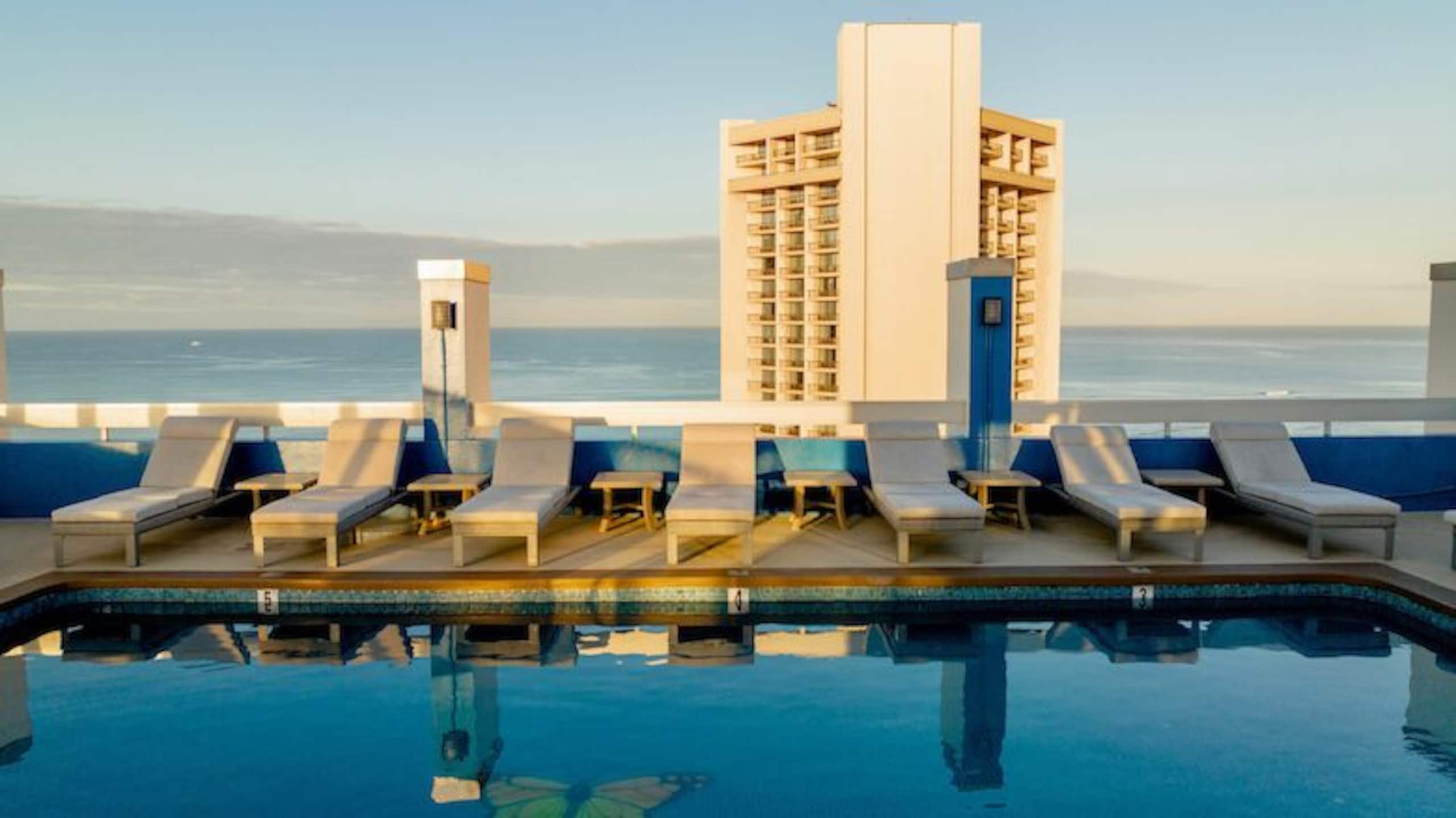 Condo in Honolulu · ★4.69 · 1 bedroom · 2 beds · 1 bath - Image 29