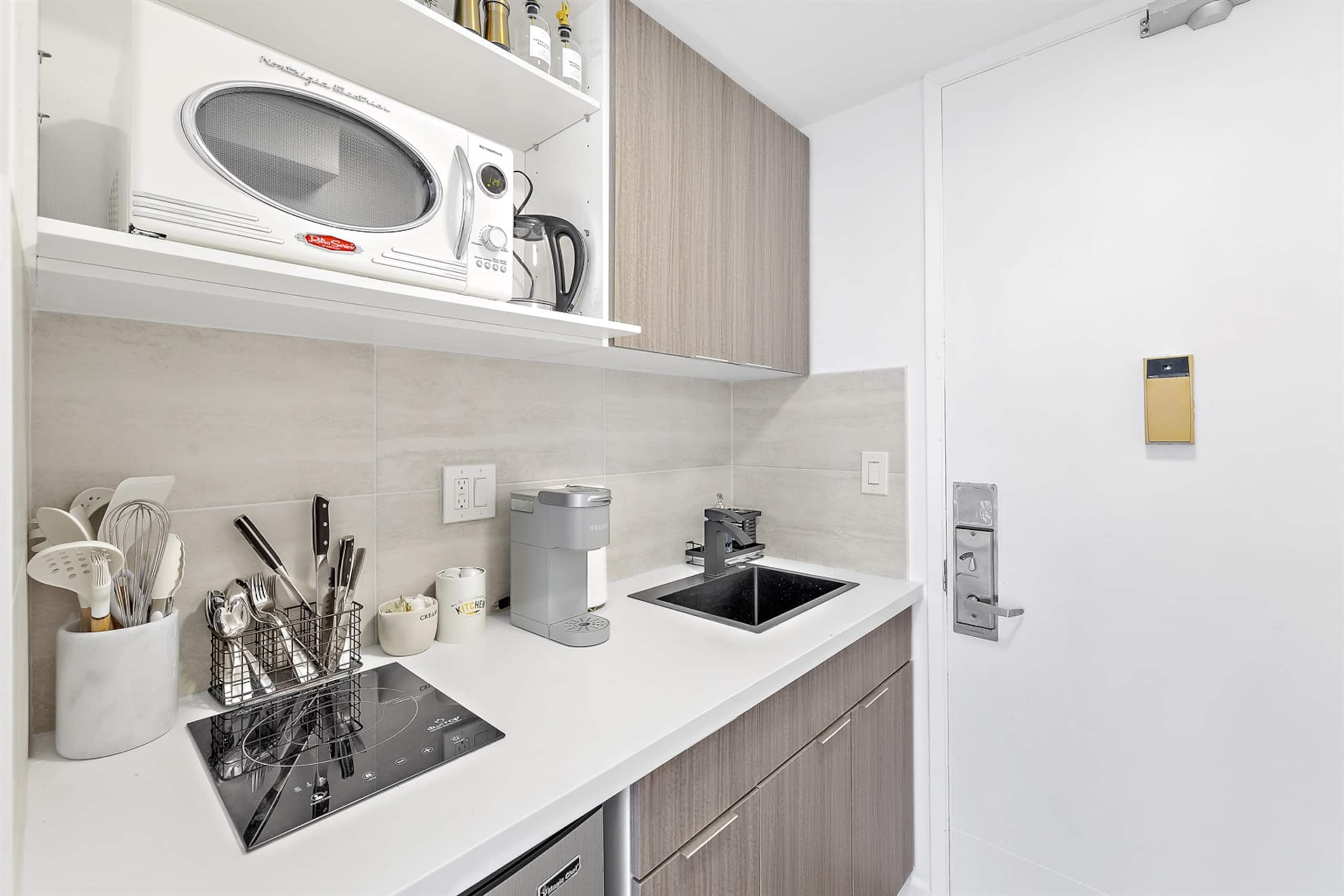 Condo in Honolulu · ★4.69 · 1 bedroom · 2 beds · 1 bath - Image 17