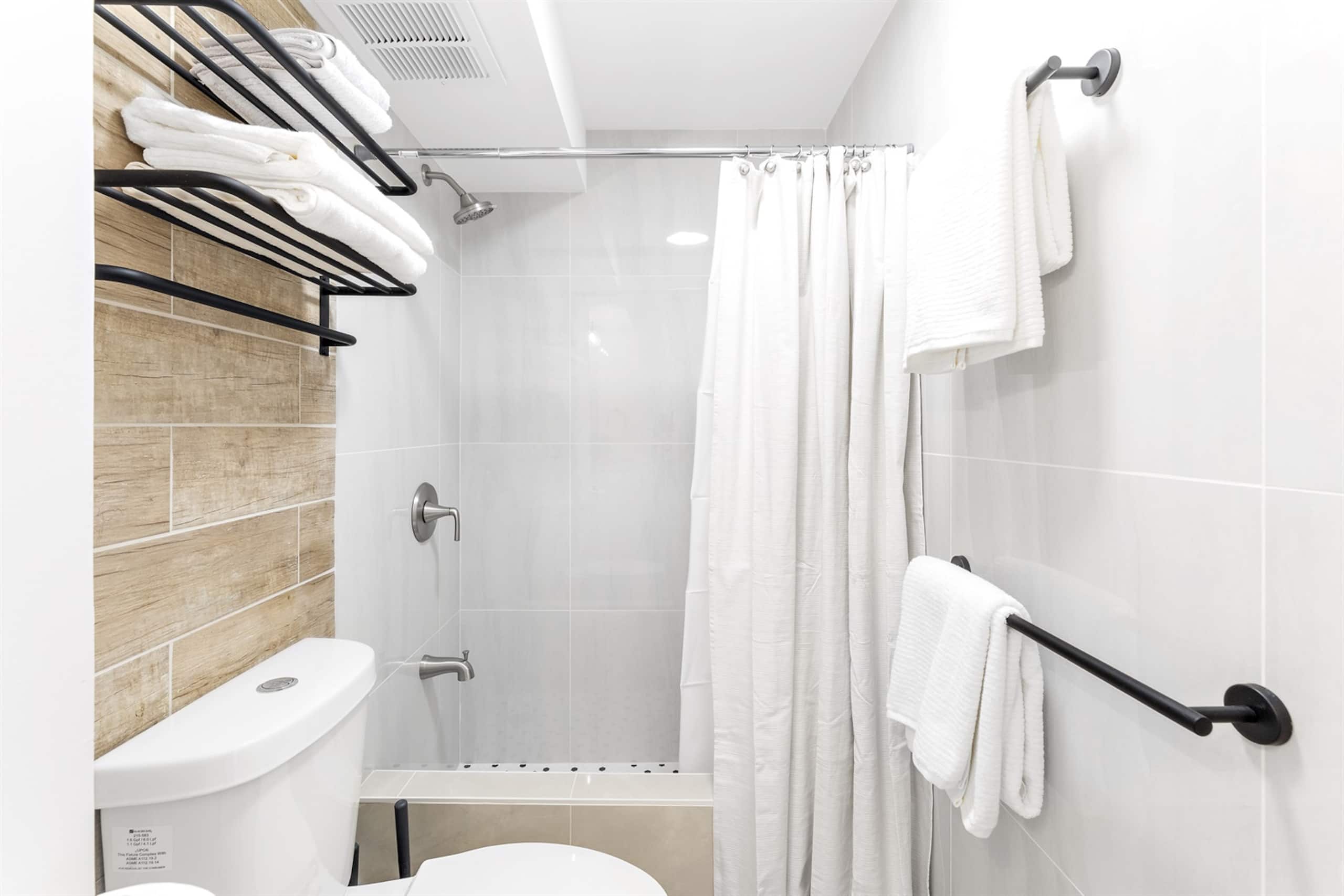 Condo in Honolulu · ★4.69 · 1 bedroom · 2 beds · 1 bath - Image 25