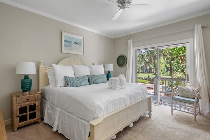 加大双人床和套房浴室