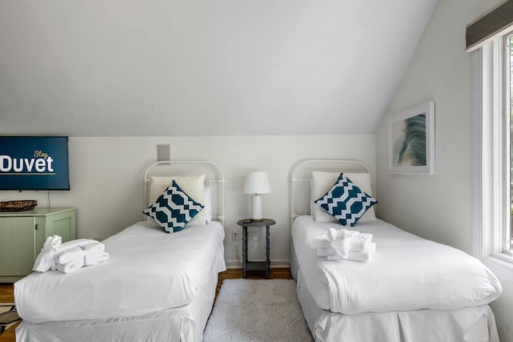 儿童房提供四张单人床和一间套房