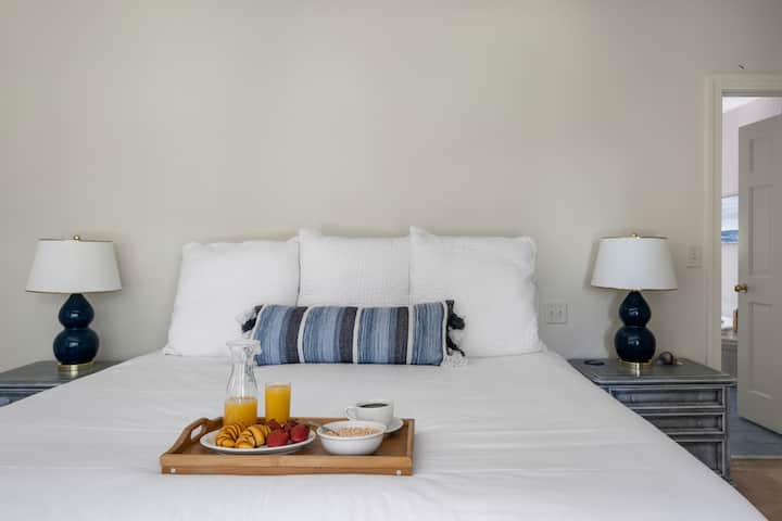 带独立卫生间的第三间特大号卧室