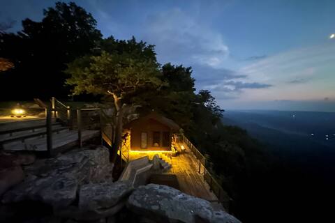 Cliffside 1BR Cabin - Hot Tub - Stunning Views