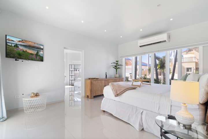 Спалната соба 5 е опремена со паметен телевизор, совршен за опуштање и уживање во омилените серии и филмови.