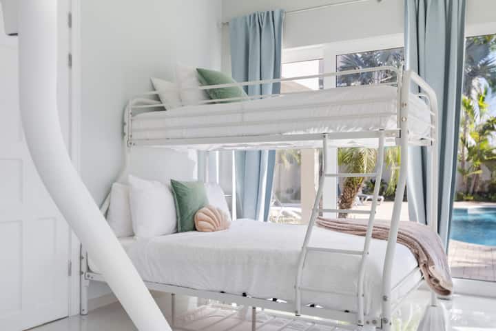 Одлично дизајнирана спална соба на вилата во Норд Аруба - Удобни кревети во бункери - Елегантно дизајнирана соба - Прекрасни обоени ѕидови со декорација - Уредна и чиста постелнина - Големи прозорци со прекрасен поглед - достапен е телевизор и Netflix