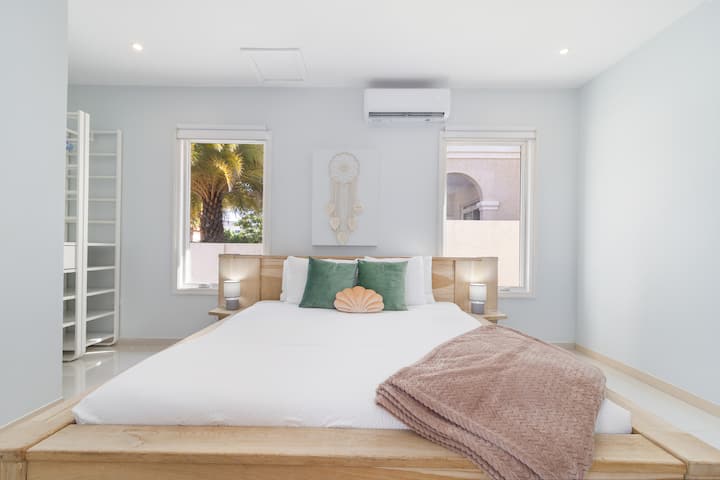 Ексклузивна спална соба на вилата во Норд Аруба - Удобен двоен кревет - Елегантно дизајнирана соба - Прекрасни обоени ѕидови со декорација - Величествени ламби за на маса - Убава и чиста постелнина - Големи прозорци со прекрасен поглед - достапен е телевизор и Netflix