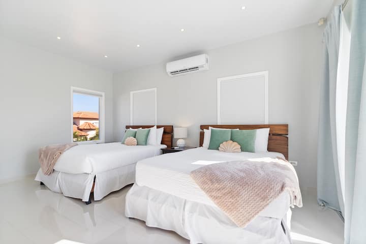 Прекрасна спална соба на вилата во Норд Аруба - Удобни 2 дупли кревета - Елегантно дизајнирана соба - Прекрасни обоени ѕидови со декорација - Величествени ламби за на маса - Уредна и чиста постелнина - Големи прозорци со прекрасен поглед - достапен е телевизор и Netflix