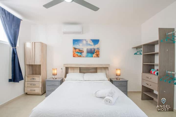 Spavaća soba 1 ima udoban bračni krevet (širine 150 – 179 cm)