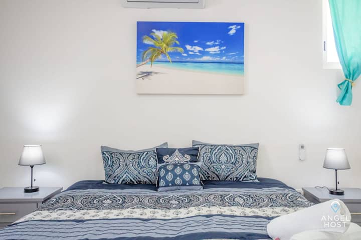 Spavaća soba 2 ima 2 kreveta za jednu osobu koja se mogu spojiti kako bi se napravio 1 krevet