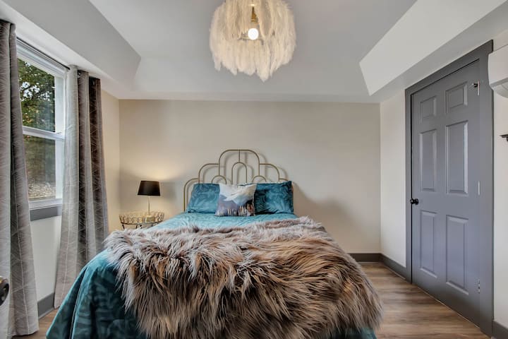 Great Gatsby Bedroom (Main)