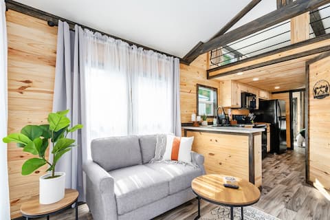 Bearly Working Tiny House Near Lake Guntersville