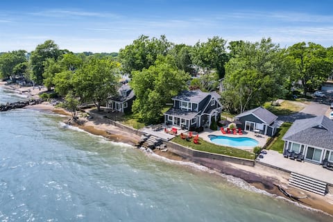 4 Bedroom Water's Edge Oasis with Salt Water Pool