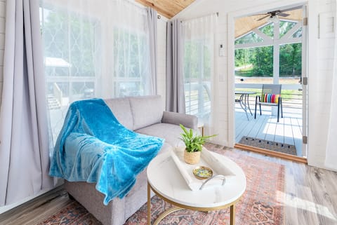 Top Airbnb: Charming Tiny Retreat Near Lake Guntersville in Guntersville