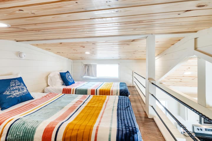Habitación loft: loft luminoso y espacioso con camas individuales, ¡perfecto para escapadas familiares llenas de diversión!