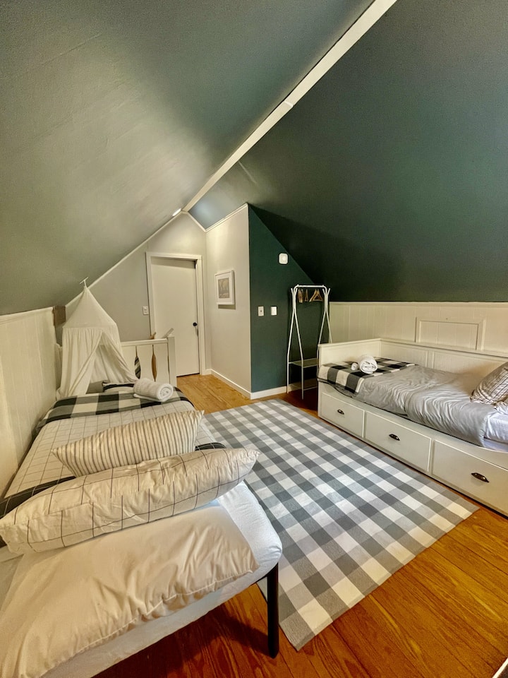 Loft space with single bed + trundle bed that opens to a King