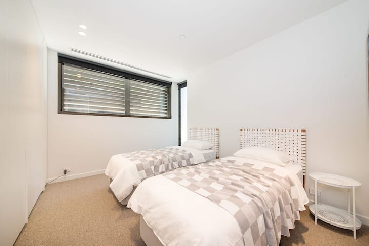 Chumba cha kulala chenye vitanda 2 virefu vya mtu mmoja