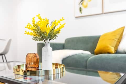 Popular Airbnb listing: @Sunlit Sanctuary in Canberra CBD, Parking, Wifi in Braddon