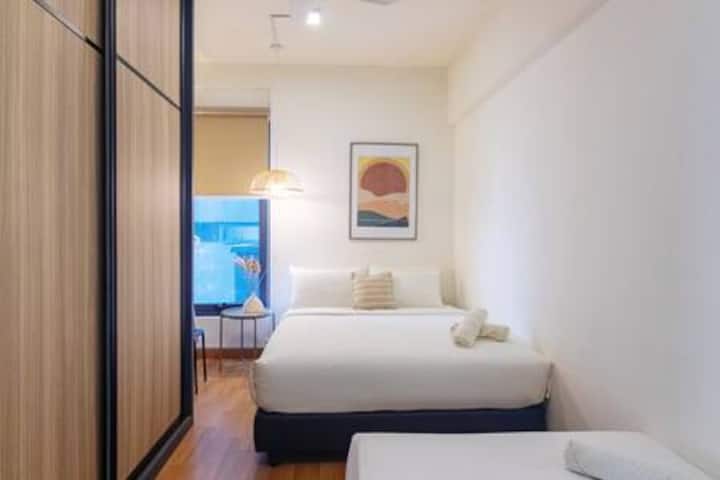 استرخ في غرفة نوم تتمتع بإطلالة خلابة على المدينة وسرير كينج كويل فاخر. يوفر الأثاث المعاصر والبياضات الفندقية مزيجًا مثاليًا من الراحة والرقي.