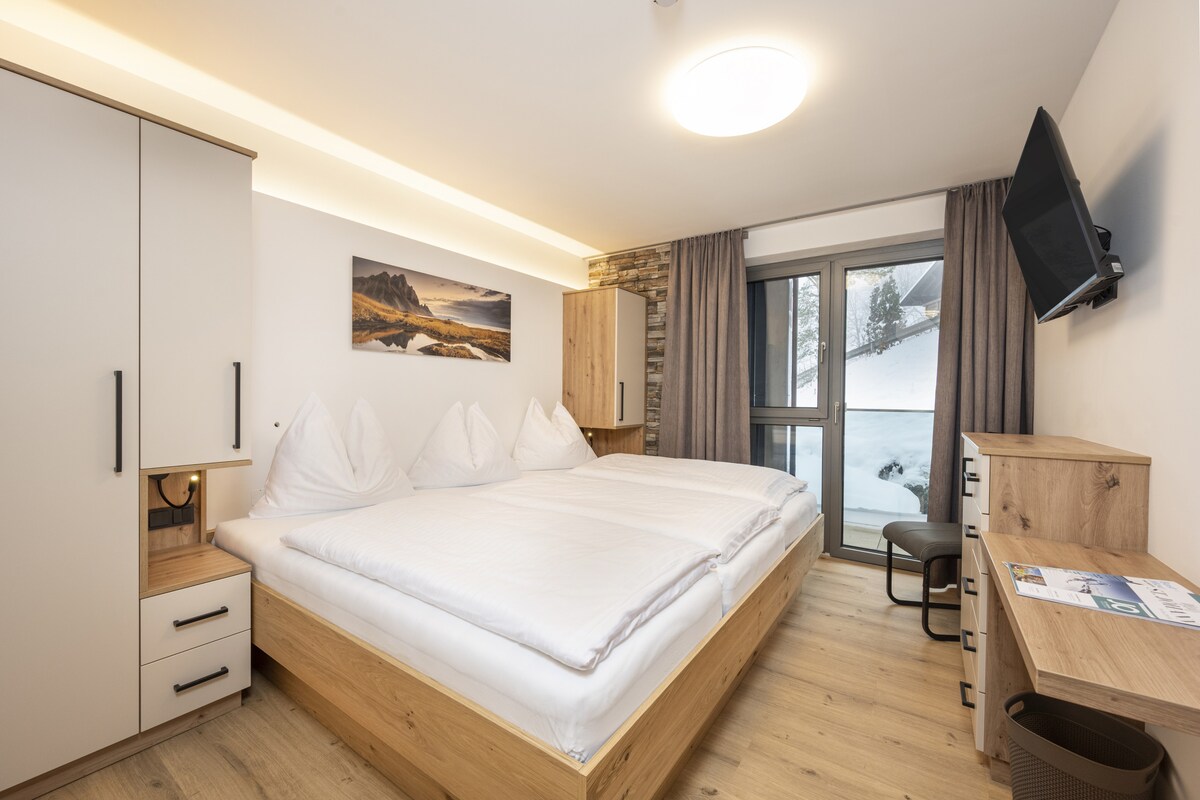 Ცოცხალი მაგალითი: ოთახი დიდი 2,4 მ საოჯახო საწოლით (3x 80 სმ მატრასი)