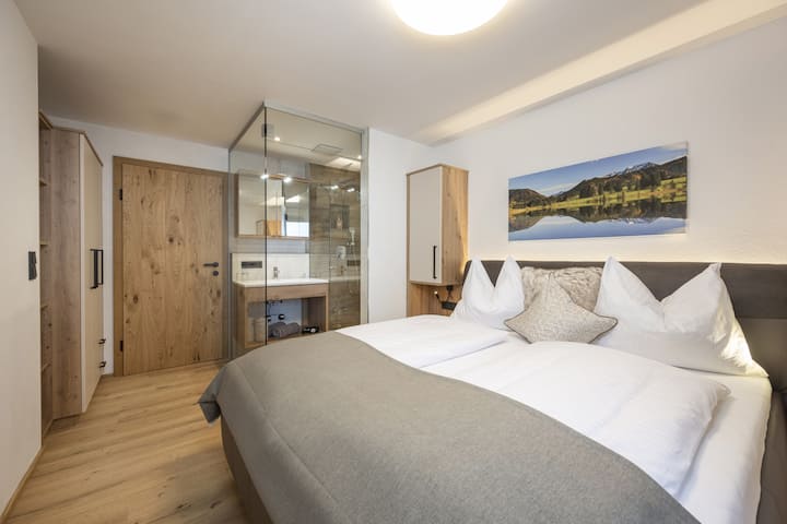 Woon voorbeeld appartement 103: slaapkamer met badkamer