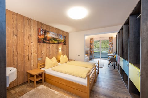 4-5 Bed Family Room Standard
