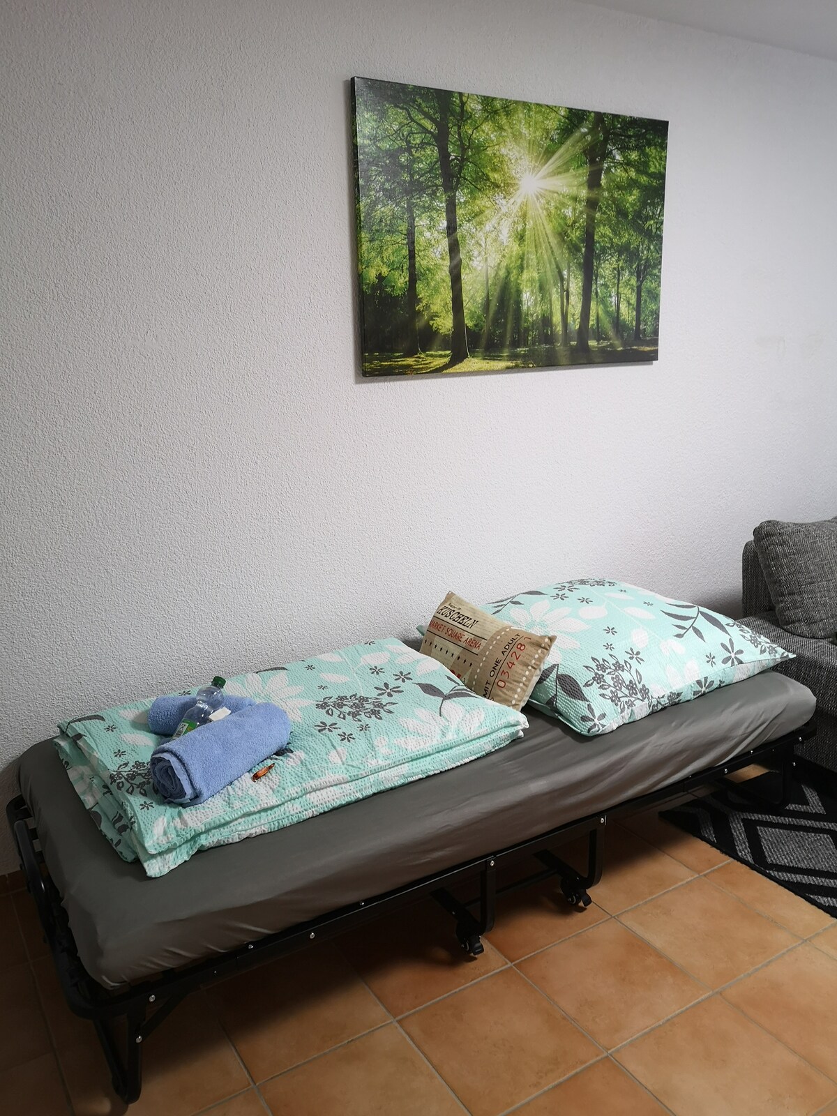 เตียงเสริมในห้องนั่งเล่น/ห้องเด็กก็มีพื้นที่ด้วย