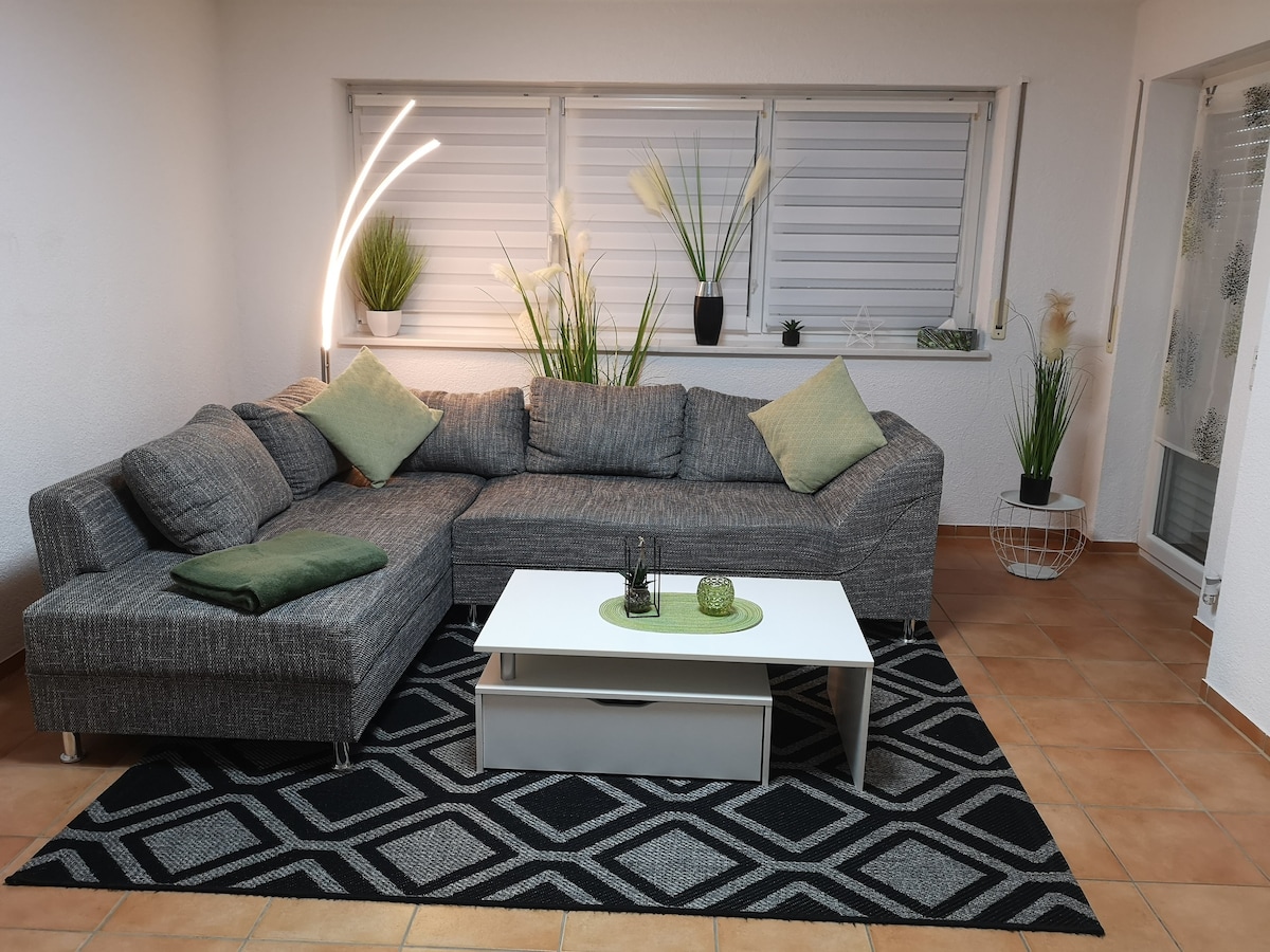 ห้องนั่งเล่นพร้อมโซฟา 