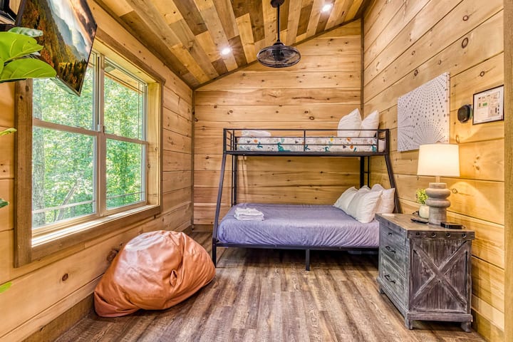 U spavaćoj sobi na gornjem katu nalazi se bračni krevet na kat, s tri kreveta i prelijepim pogledom na planinu Smoky Mountain. Smješten visoko u krošnjama drveća, to je savršeno ugodno utočište okruženo ljepotom prirode.