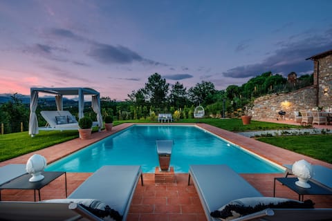 Villa Flora, a Luxury 3 bedrooms Farmhouse with Po