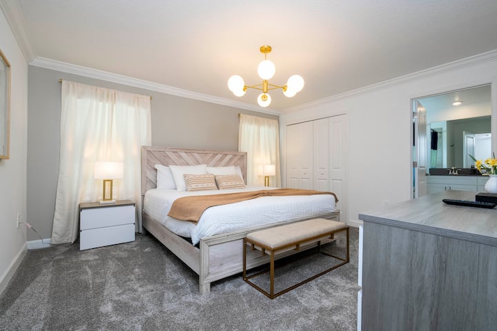 主卧：带电视的加大双人床