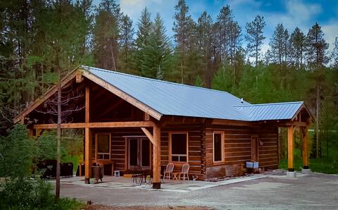 7 min to Glacier, Fire Pit, Frontier Cabin,