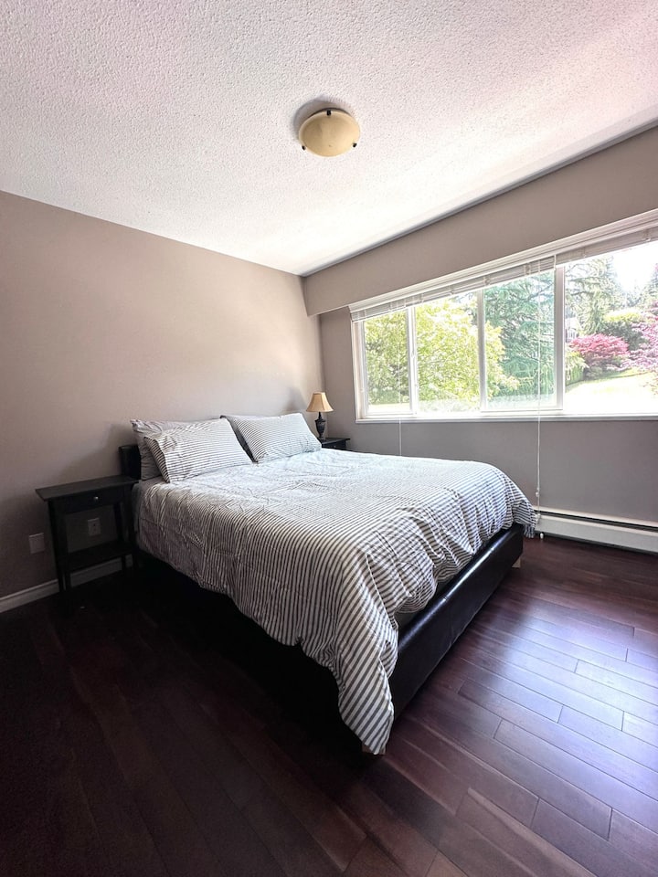 მთავარ საძინებელში მდებარეობს