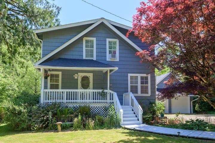 New Listing! Beautiful riverfront home wth hot tub - Houses for Rent in ...