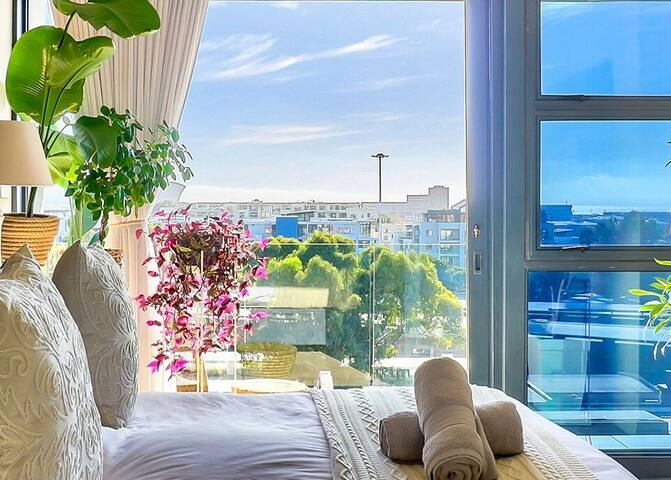 Stylish Penthouse, Views & Pool gallery image 3