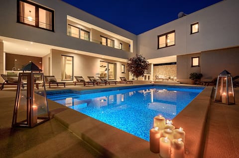 Luxury villa Adris with heated pool, gym, sauna -