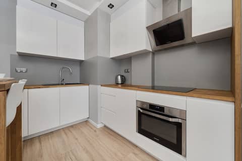 Popular Airbnb listing: Starry 8 | Modern Studio | Balcony in Powstańców śląskich