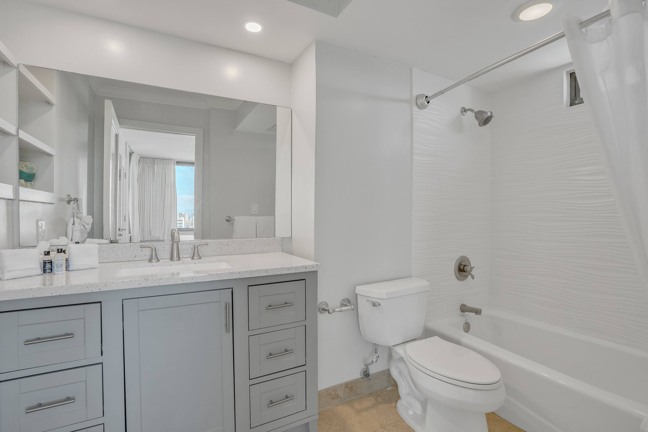 Condo in Honolulu · ★4.38 · 1 bedroom · 2 beds · 1 private bath - Image 7