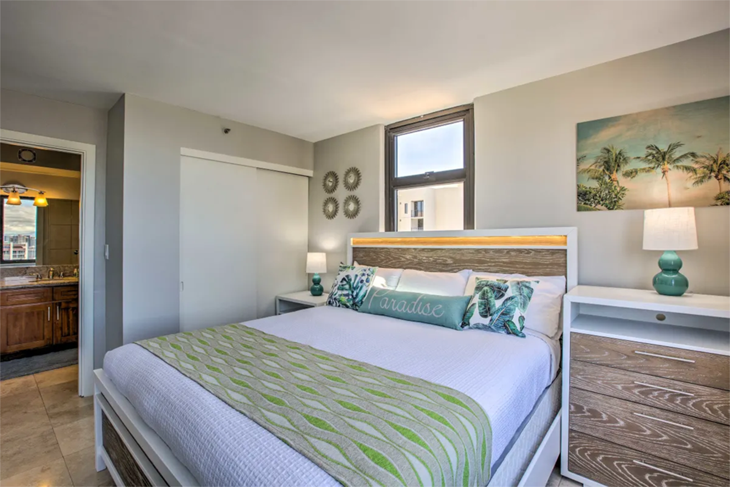 Condo in Honolulu · ★4.38 · 1 bedroom · 2 beds · 1 private bath - Image 9