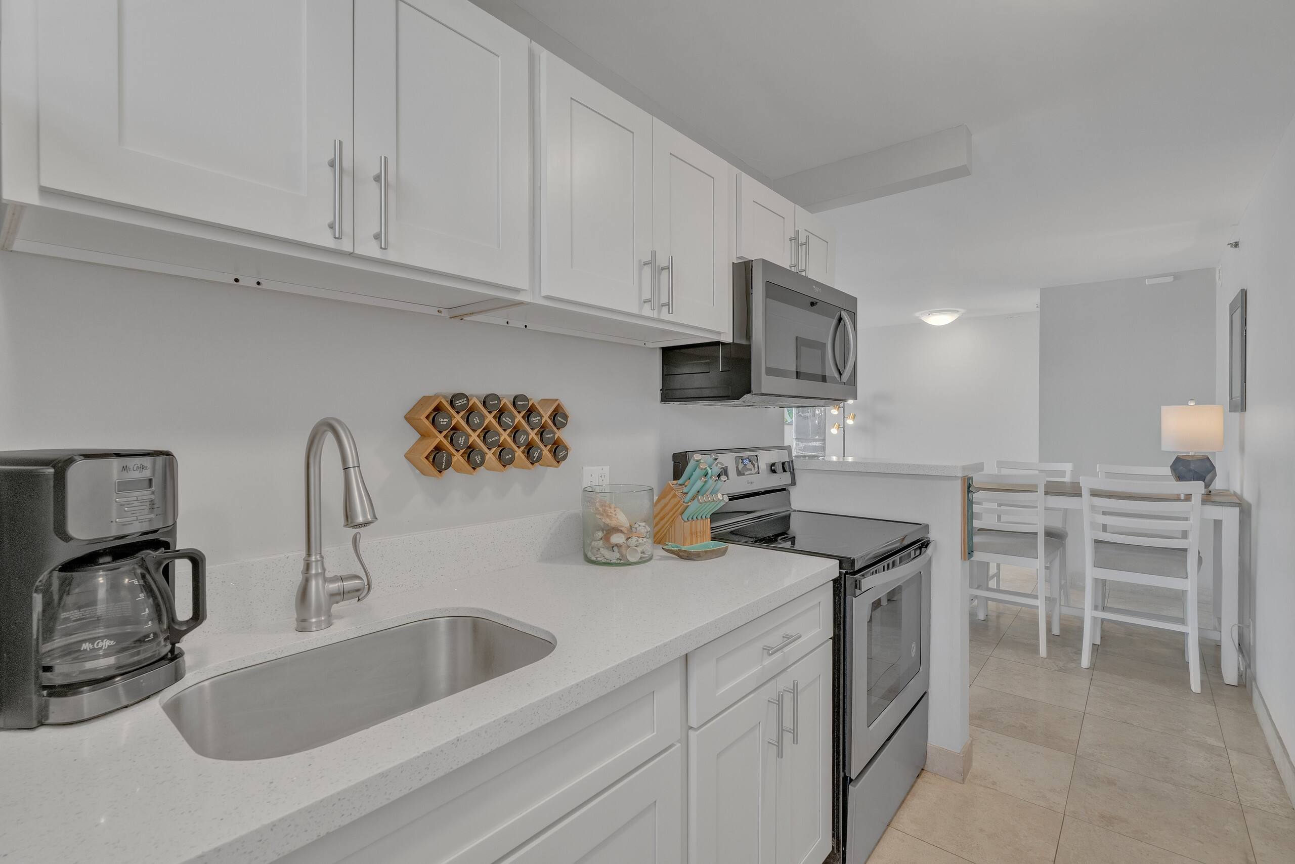 Condo in Honolulu · ★4.38 · 1 bedroom · 2 beds · 1 private bath - Image 11