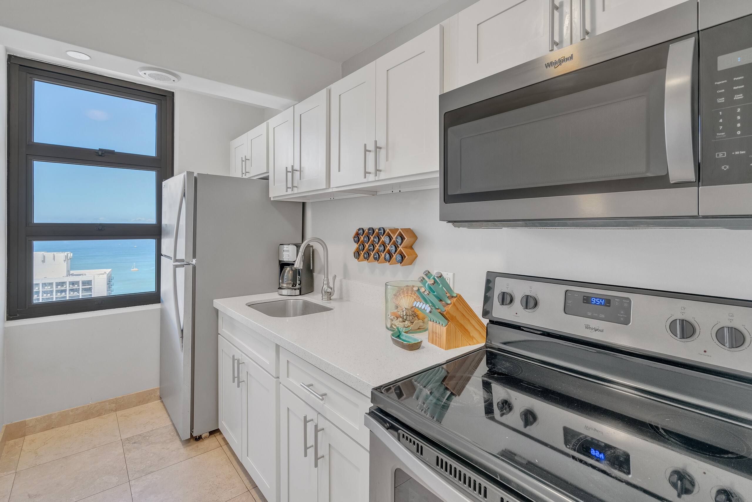 Condo in Honolulu · ★4.38 · 1 bedroom · 2 beds · 1 private bath - Image 4