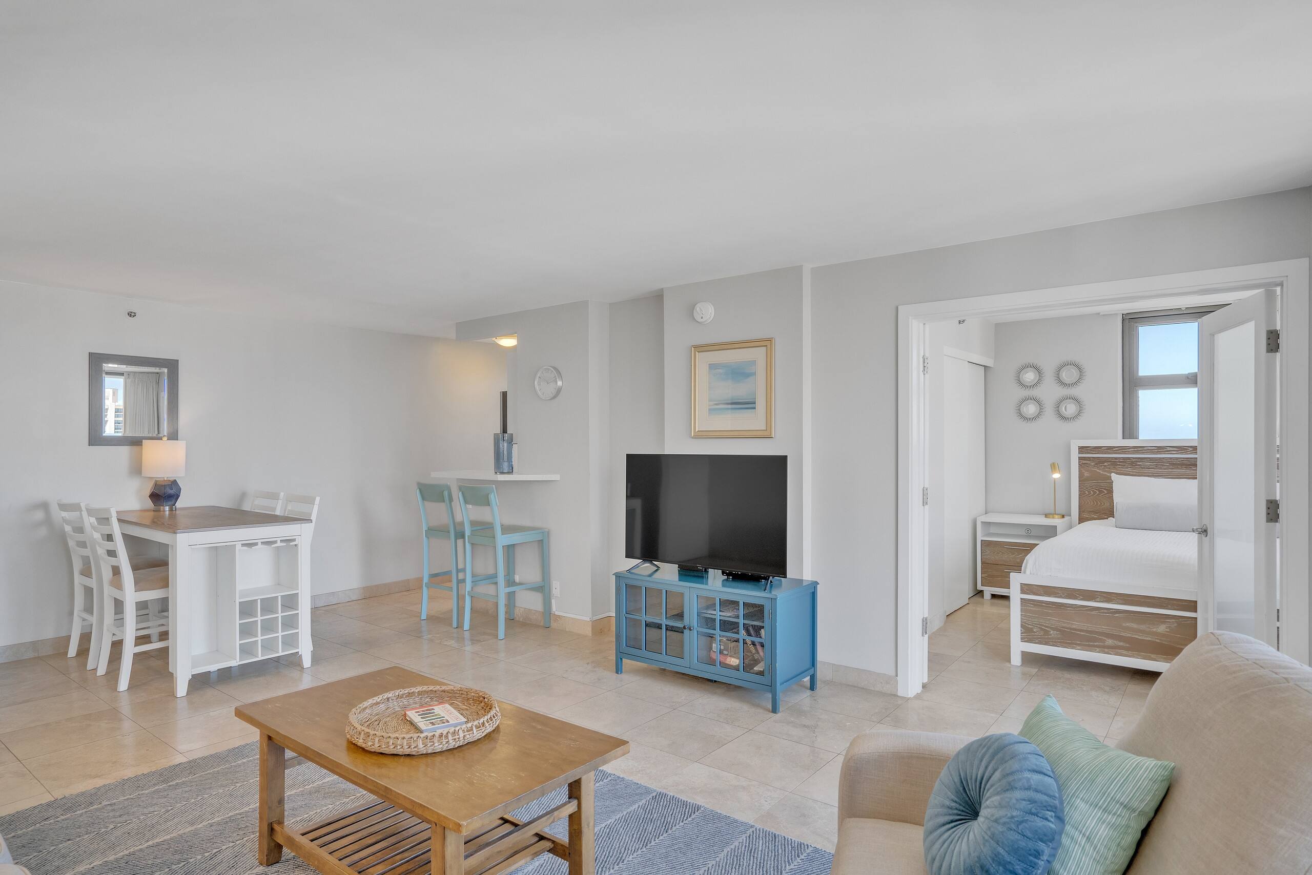 Condo in Honolulu · ★4.38 · 1 bedroom · 2 beds · 1 private bath - Image 8