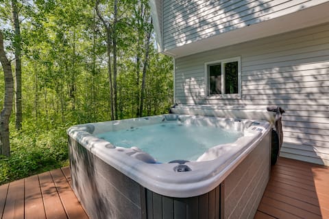 Northern Michigan Hideaway w/ Hot Tub & Fire Pit!