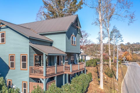 Walk to Downtown- Sleeps 53, Hot Tub, Pool Access