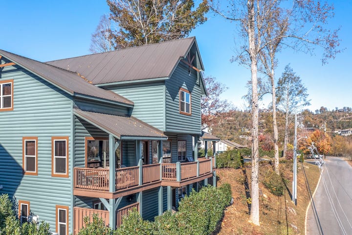 Walk To Downtown- Sleeps 53, Hot Tub, Pool Access - Gatlinburg, TN