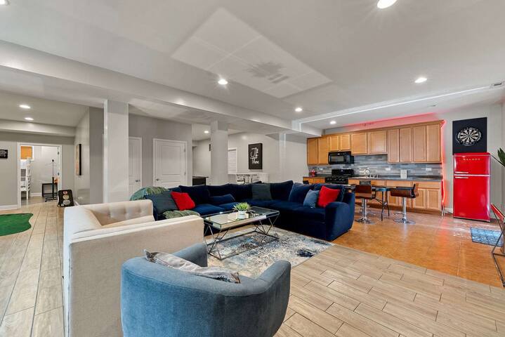 7 Bed Oasis with 5 Baths, Hot Tub, Sauna, Game Rm