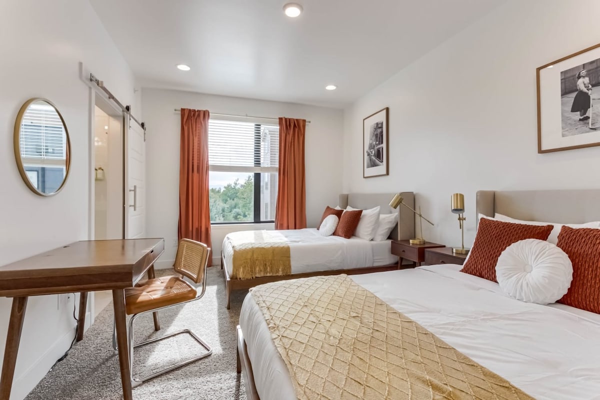 ห้องนอนหลักอบอุ่นและน่าอยู่ มีห้องน้ำในตัวและตู้เสื้อผ้าแบบเดินเข้าได้