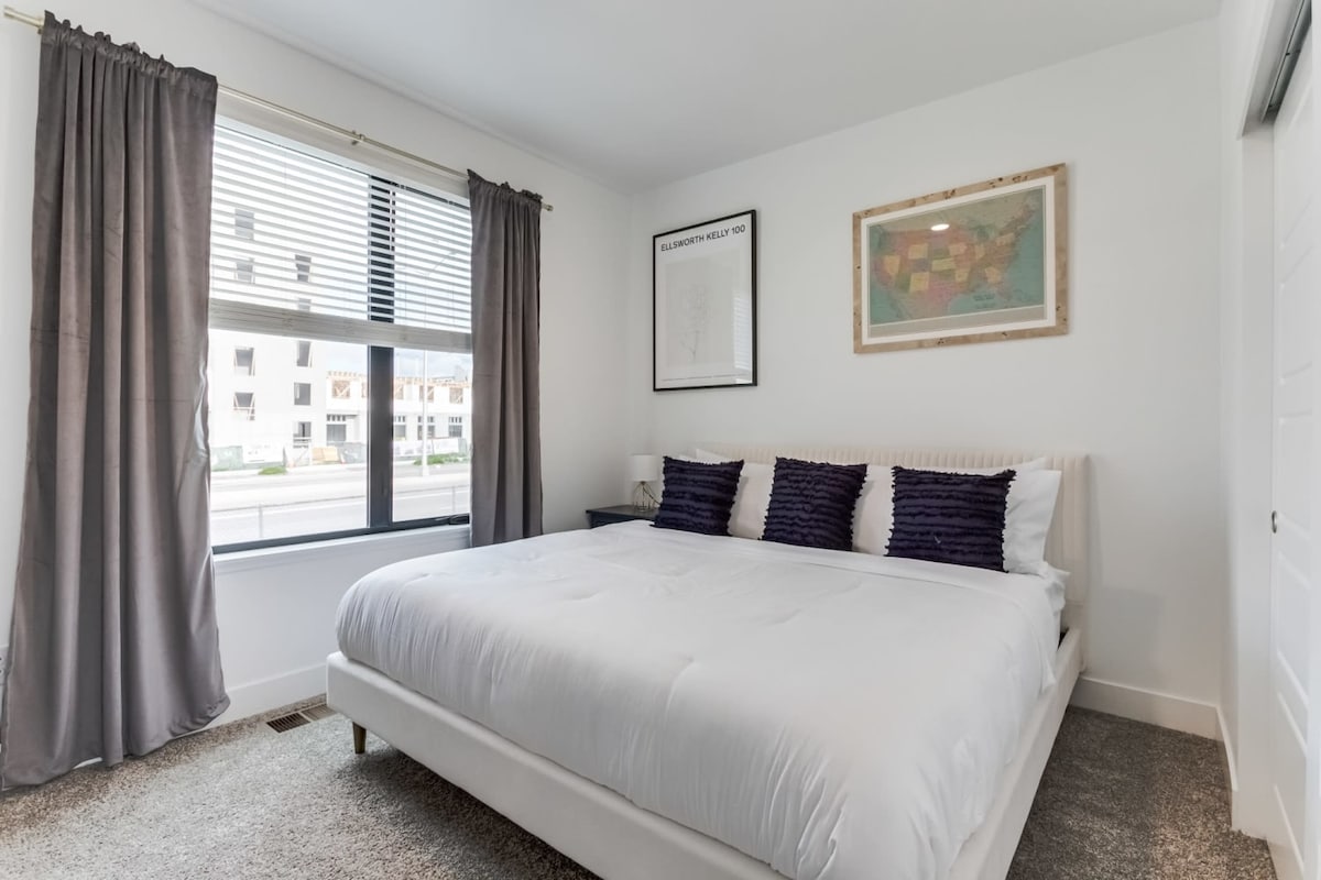 นอนหลับสบายเหมือนเด็กน้อยบนเตียงคิงไซส์ในห้องนอนใหญ่