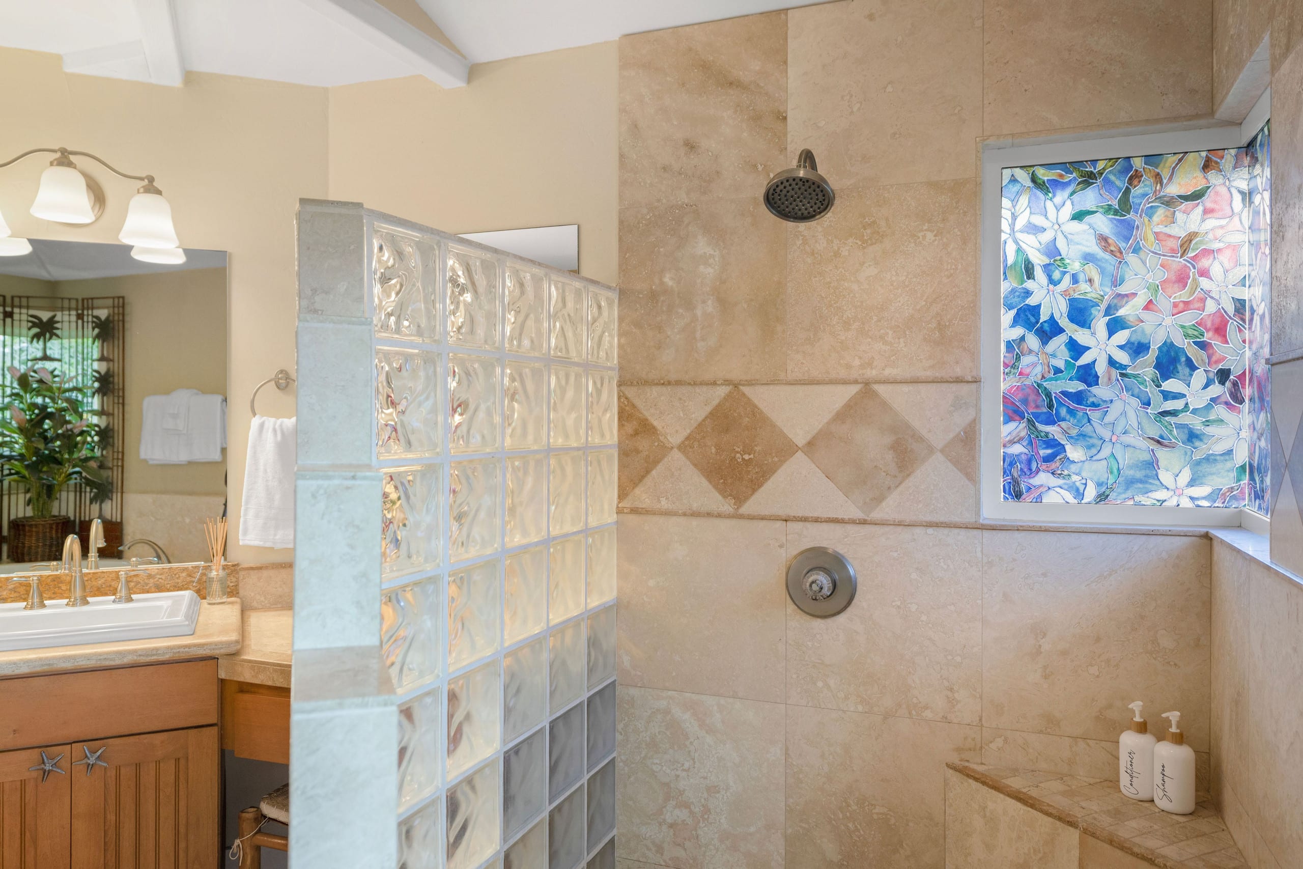 Home in Princeville · ★4.85 · 4 bedrooms · 8 beds · 2.5 private baths - Image 42