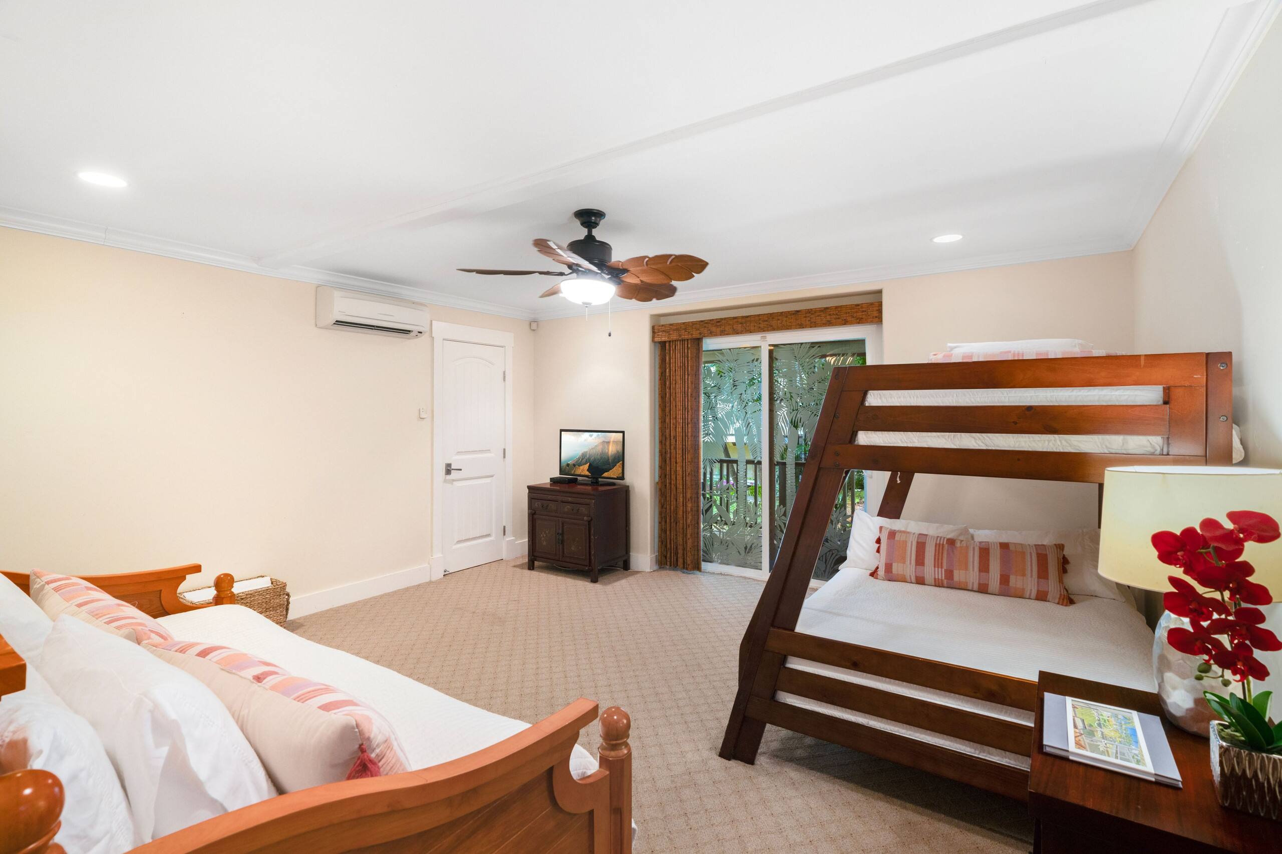 Home in Princeville · ★4.85 · 4 bedrooms · 8 beds · 2.5 private baths - Image 53